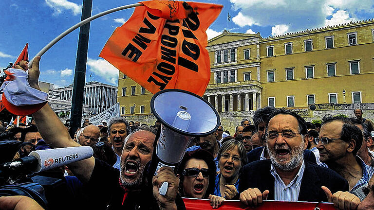 Wut auf der Straße: Griechen demonstrierten vor dem Parlamentsgebäude in Athen gegen Entlassungen im öffentlichen Dienst.