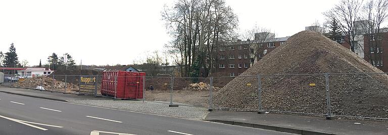 Das neue Parkhaus an der Mainberger Straße wird gebaut, doch wie sieht es mit dem Neubau des maroden Parkhauses am Leopoldina Krankenhaus aus? Auch darüber wird im neuen Stadtrat zu diskutieren sein. Das neue Parkhaus an der Mainberger Straße wird gebaut, doch wie sieht es mit dem Neubau des maroden Parkhauses am Leopoldina Krankenhaus aus? Auch darüber wird im neuen Stadtrat zu diskutieren sein.