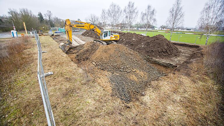 Die ersten Baggerarbeiten haben neben dem Vereinsgelände TV Haßfurt begonnen. Hier entsteht die langersehnte neue Turnhalle.&nbsp;