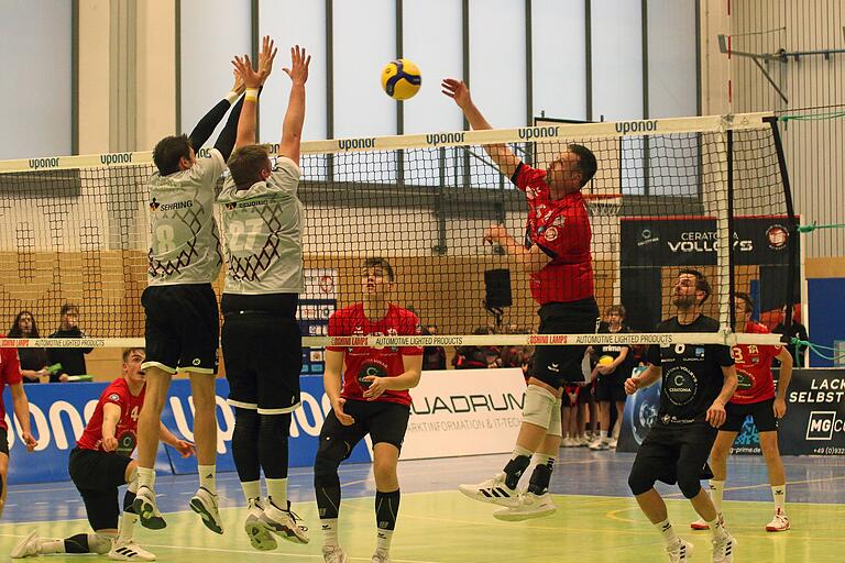 Der 37 Jahre alte Routinire Sebastian Richter (rechts) kann es immer noch, wie er hier am Netz im Spiel gegen die SSG Langen zeigte. Der 37 Jahre alte Routinire Sebastian Richter (rechts) kann es immer noch, wie er hier am Netz im Spiel gegen die SSG Langen zeigte.