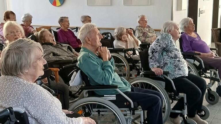 Bewohner:innen beim Konzert.