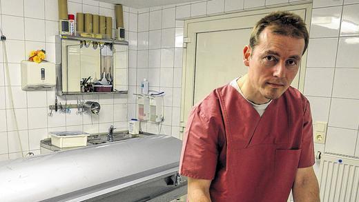 Spezielles Arbeitswerkzeug: Die Ausrüstung eines Thanatopraktikers wie Thomas Gorhau geht über den Standard des Bestatters hinaus. Er kümmert sich nicht nur um das Äußere der Verstorbenen. Spezielles Arbeitswerkzeug: Die Ausrüstung eines Thanatopraktikers wie Thomas Gorhau geht über den Standard des Bestatters hinaus. Er kümmert sich nicht nur um das Äußere der Verstorbenen.