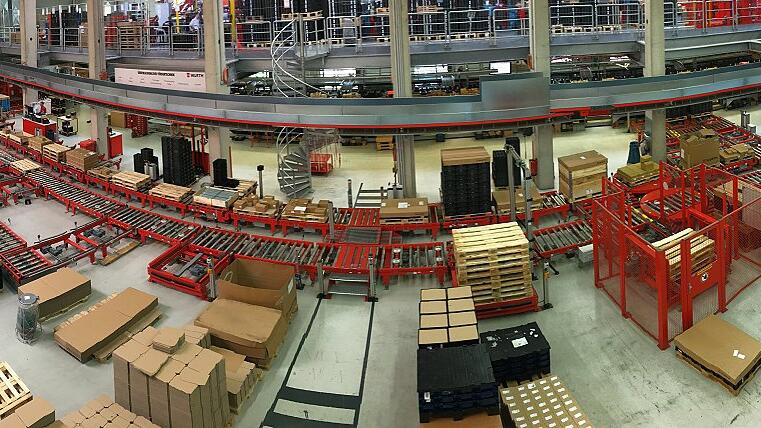 Logistikzentrum der Würth Industrie Service GmbH & Co. KG in Bad Mergentheim: Blick auf die Verteilbänder der Waren. 1500 Menschen arbeiten in dem Würth-Zentrum. Die Digitalisierung der Lieferkette ist dort ein Top-Thema.