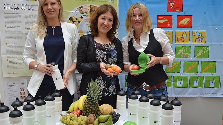 Tipps zur Gesundheit durch ausgewogene Ernährung, Bewegung und Entspannung geben Dr. Nagham Soda (Mitte) und Susanne Latta (rechts) in Vorträgen, die sich an Geflüchtete wenden. Links Jurgita Groß, Bildungskoordinatorin für Neuzugewanderte. Foto Nerche-Wolf