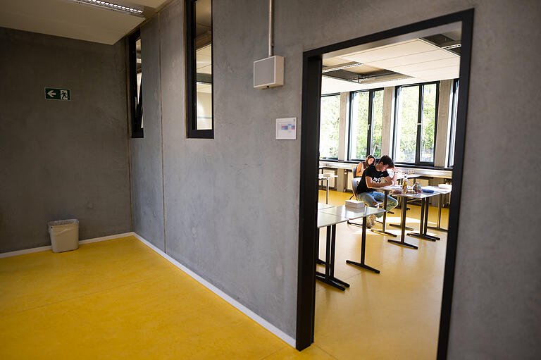 Viel Platz: Schüler der Abschlussklassen bei einer Prüfung. Viel Platz: Schüler der Abschlussklassen bei einer Prüfung.