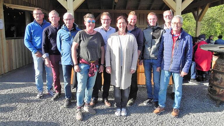 Sichtlich stolz zeigte sich nicht nur Strahlunges Bürgermeister Johannes Hümpfner über den gelungenen Bau der Schutzhütte am Weinberg, sondern die gesamte Mannschaft der Helfer und ehrenamtlichen Mithelfer freuten sich über ihr Werk bei der Übergabe an die Bürger. Sichtlich stolz zeigte sich nicht nur Strahlunges Bürgermeister Johannes Hümpfner über den gelungenen Bau der Schutzhütte am Weinberg, sondern die gesamte Mannschaft der Helfer und ehrenamtlichen Mithelfer freuten sich über ihr Werk bei der Übergabe an die Bürger.