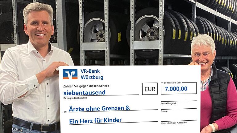 Roland Hoier, Serviceleiter vom Autohaus Keller, mit dem Scheck des Autohauses in Höhe von 7000 Euro für Menschen in der Ukraine.