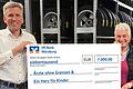 Roland Hoier, Serviceleiter vom Autohaus Keller, mit dem Scheck des Autohauses in Höhe von 7000 Euro für Menschen in der Ukraine.