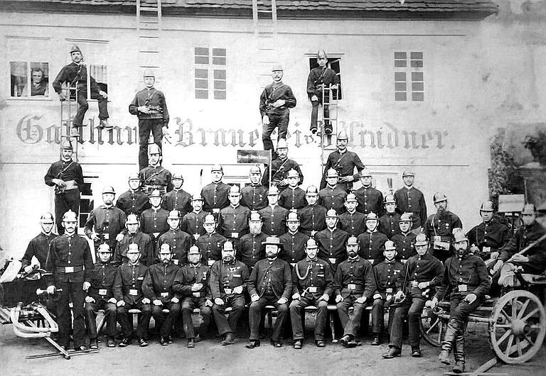 Die Freiwillige Feuerwehr Hellmitzheim wird 150 Jahre alt. Die historische Aufnahme zeigt die Wehr im Jahr 1904.