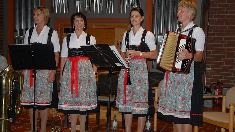 Im Dirndl spielten sich die vier Rhönerinnen Edith Hüttner, Angelika Enders, Theresa Seiffert und Ilona Zirkelbach in die Herzen der Zuhörenden.