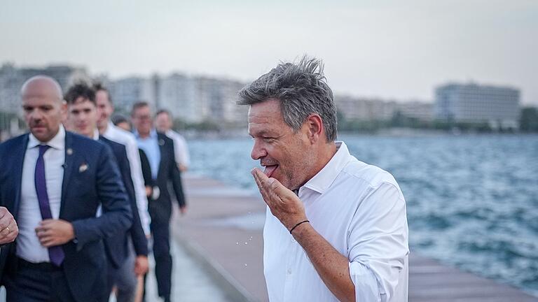 Vizekanzler Habeck reist nach Griechenland       -  Gut gelaunt: Habeck an der Promenade in Thessaloniki