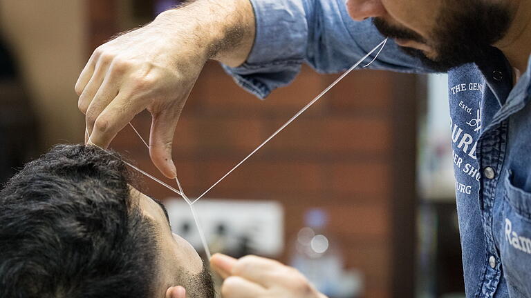 Die Fadentechnik sorgt für ein gepflegtes und haarfreies Gesicht. Doch das Verfahren muss gelernt sein.&nbsp;