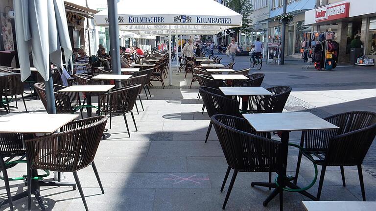 Viele Cafés und Restaurants bieten ihren Gästen zahlreiche Sitzgelegenheiten im Freien an.