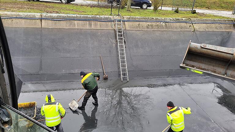 Ein Klärbecken in Kleinbardorf wurde mit viel Eigenleistung entschlammt und abgedichtet.