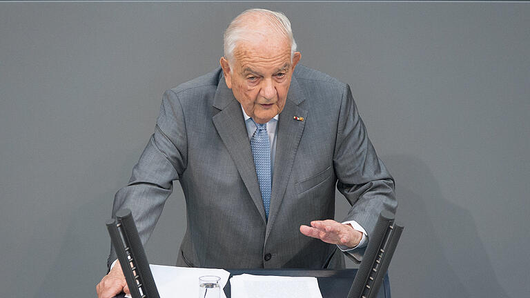 Deutsch-französischer Publizist Alfred Grosser gestorben.jpeg       -  Der deutsch-französische Publizist und Politikwissenschaftler Alfred Grosser - hier im Bild im Jahr 2014 bei seiner Rede im Deutschen Bundestag zum 100. Jahrestag des Beginns des Ersten Weltkriegs - ist im Alter von 99 Jahren gestorben.