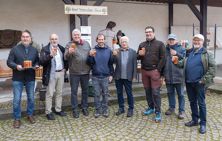 Prost Apfelsaft! Das Bild zeigt (von links) Harald Amon, BN Ebern, Stefan Maurer, stellveretender Landesgeschäftsführer des BN Bayern, Bürgermeister Jürgen Hennemann, Johannes Bayer, Kreisfachberater für Gartenbau und Landespflege, Klaus Mandery, Kreisvorsitzender des BN, Stadträte Frank Kaiser, Klaus Schineller und Alexander Hippeli. Prost Apfelsaft! Das Bild zeigt (von links) Harald Amon, BN Ebern, Stefan Maurer, stellveretender Landesgeschäftsführer des BN Bayern, Bürgermeister Jürgen Hennemann, Johannes Bayer, Kreisfachberater für Gartenbau und Landespflege, Klaus Mandery, Kreisvorsitzender des BN, Stadträte Frank Kaiser, Klaus Schineller und Alexander Hippeli.