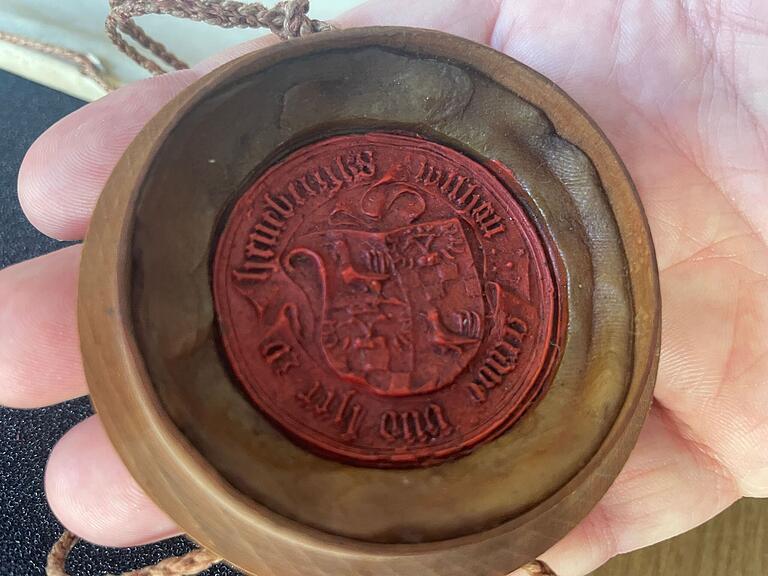 Stadtarchivleiter Gregor Metzig mit Exponaten aus der Zeit des Bauernkrieges. Im Bild das Wappen der Henneberger. Stadtarchivleiter Gregor Metzig mit Exponaten aus der Zeit des Bauernkrieges. Im Bild das Wappen der Henneberger.