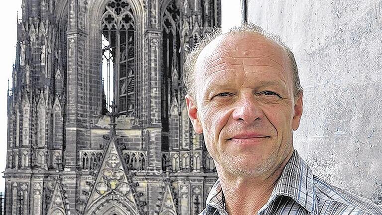 Hoch oben: 2012 schaute der Kölner Dombaumeister Michael Hauck auf dem Dachreiter der Kathedrale noch hoffnungsfroh in die Zukunft. 2014 wurde der gebürtige Würzburger fristlos entlassen. Hauck klagte dagegen, diesen Donnerstag beginnt am Kölner Amtsgericht die Verhandlung.