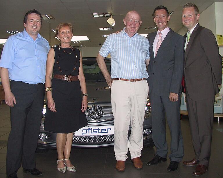 Das Ende von Mercedes Pfister im Jahr 2008: Von seiner Erkrankung bereits schwer gezeichnet, übergibt Karlheinz Pfister (Mitte), seine Firma an die Anota GmbH. Mit im Bild (von links) Betriebsleiter Winfried Hermann, Sigrid Pfister, sowie Joachim Schlereth (Prokurist der Anota-GmbH mit Sitz in Berlin) und Lars Hansen von der Daimler-Benz Niederlassung Mainfranken. Das Ende von Mercedes Pfister im Jahr 2008: Von seiner Erkrankung bereits schwer gezeichnet, übergibt Karlheinz Pfister (Mitte), seine Firma an die Anota GmbH. Mit im Bild (von links) Betriebsleiter Winfried Hermann, Sigrid Pfister, sowie Joachim Schlereth (Prokurist der Anota-GmbH mit Sitz in Berlin) und Lars Hansen von der Daimler-Benz Niederlassung Mainfranken.
