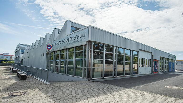 Die Sanierung der Fassade und des Daches der Dr. Georg-Schäfer-Berufsschule geht auch im kommenden Jahr weiter. Die Sanierung der Fassade und des Daches der Dr. Georg-Schäfer-Berufsschule geht auch im kommenden Jahr weiter.