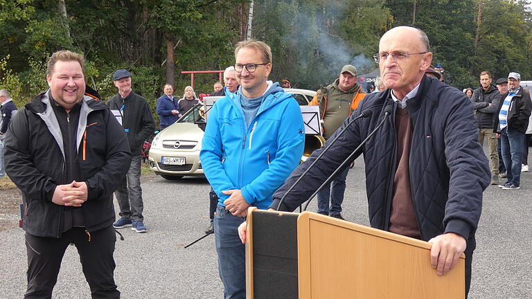 Heldburgs Bürgermeister Christopher Other, Bürgermeister Wolfram Thein aus Maroldsweisach und Landrat Wilhelm Schneider (von links) erinnerten vor Ort am ehemaligen Grenzübergang an die Wiedervereinigung Deutschlands vor 32 Jahren.