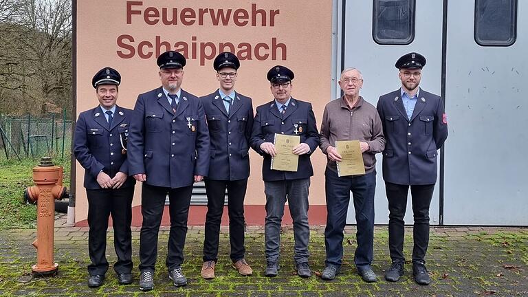 Auf dem Foto Peter Franz (1. Kommandant), Christian Simons (1. Vorsitzender), Jürgen Reichel (2. Kommandant), Hubert Köhler, Herbert Ebner, Lukas Wiltschko (2. Vorsitzender).