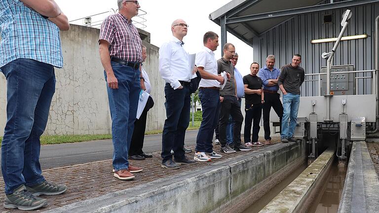 In diesen schmalen Rinnen fließt ein kontinuierlicher Abwasserstrom zu den Klärbecken.