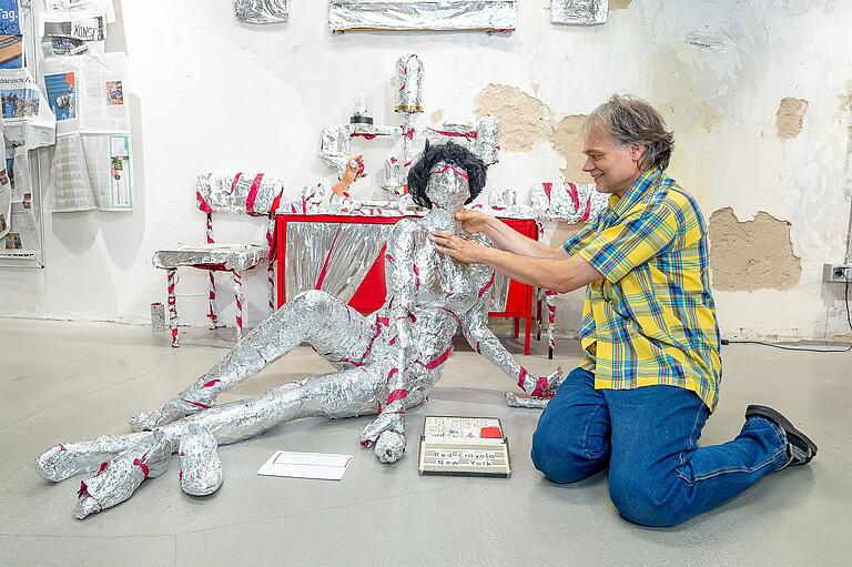 Neben der eigenen Kunst arbeitet Halbritter als Museumskurator, stellt Ausstellungen zusammen und arbeitet mit Künstlerinnen und Künstlern weltweit zusammen. Aus Protest verhüllt der Künstler derzeit seine ausgestellten Werke in der Kunstfabrik. Neben der eigenen Kunst arbeitet Halbritter als Museumskurator, stellt Ausstellungen zusammen und arbeitet mit Künstlerinnen und Künstlern weltweit zusammen. Aus Protest verhüllt der Künstler derzeit seine ausgestellten Werke in der Kunstfabrik.
