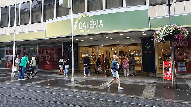 Galeria Karstadt Kaufhof hat erneut Insolvenz angemeldet. In Würzburg löst das erneut Gerüchte über eine mögliche Schließung aus.