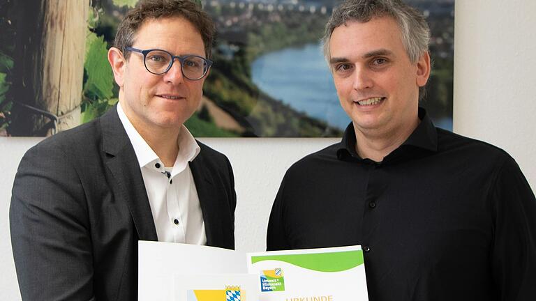 Malermeister Alexander Bengel setzt im Rahmen des 'Umwelt- und Klimapakts Bayern' Innovationen in seinem Unternehmen durch. Zweiter Bürgermeister Martin Heilig überreichte die Urkunde. Malermeister Alexander Bengel setzt im Rahmen des 'Umwelt- und Klimapakts Bayern' Innovationen in seinem Unternehmen durch. Zweiter Bürgermeister Martin Heilig überreichte die Urkunde.