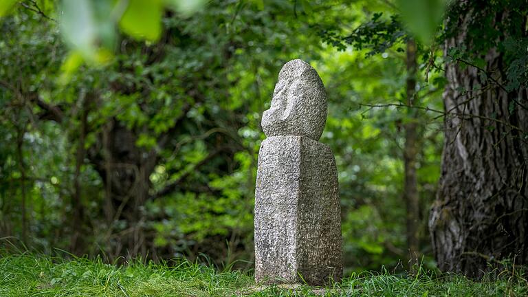 Auf der Wanderroute 'Mondweg' in Winterhausen beschäftigen sich 12 Skulpturen aus Muschelkalk mit dem Mond.