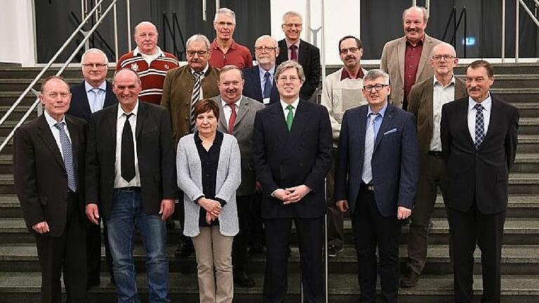 Jubilarfeier bei Schaeffler in Schweinfurt. Aufsichtsratsvorsitzender Georg F. W. Schaeffler (Vierter von links vorne) dankte den Mitarbeiterinnen und Mitarbeitern hier für 50 Jahre Mitarbeit im Unternehmen.