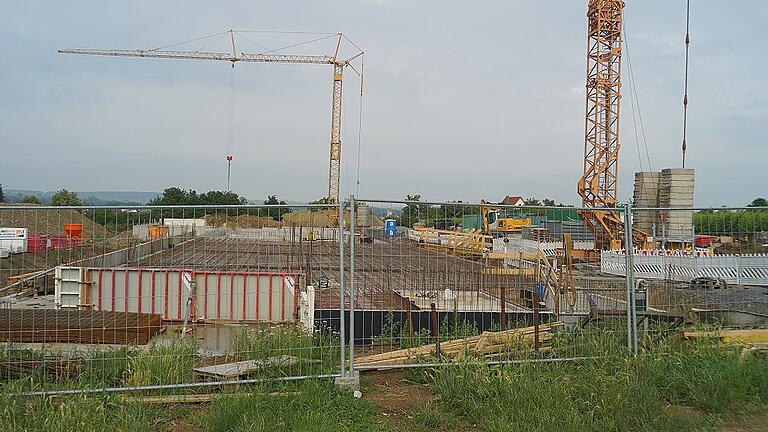 Hotel in den Weinbergen: So könnte die Baustelle des Weinhotels in Volkach bald aussehen wie am Freitagmorgen um 10 Uhr. Aktuell ist dort eine Ruhephase eingetreten. Geht es nach dem Willen von vier Klägern, erlässt das Verwaltungsgericht Würzburg in einem Eilverfahren einen Baustopp.