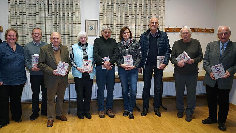 Die Bürgermeisterin von Bastheim und die Autoren der Gemeindechronik (von links): Anja Seufert, Hermann Leicht, Wolfgang Wagner, Notburga Seufert, Hans-Peter Trenk, Irene Pfaff, Herbert Odenwald, Manfred Stumpf und Erwin Gensler.