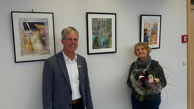 Sparkassen-Beratungscenterleiter Christian Blachnik mit der Künstlerin Christa Kraus bei der Ausstellungseröffnung.