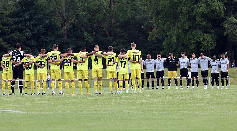 Gedenkminute: Vor Anpfiff gedachten die Spieler der&nbsp; Würzburger Kickers und des SV Sandhausen der Opfer der Messerattacke am Freitag in der Würzburger Innenstadt.