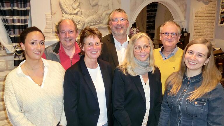 Der Vorstand des Vereins Buntstifte: Vorsitzender Jürgen Wohlfart (hinten Mitte) mit seinen Stellvertretern Ingo Hufnagel (rechts) und Wolfgang Kuhl; vorne (von links) Jugendleiterin Melanie Schmucker, Projektleiterin Heike Bader, Schatzmeisterin Irina Nebel und Schriftführerin Florentine Klopfer. Der Vorstand des Vereins Buntstifte: Vorsitzender Jürgen Wohlfart (hinten Mitte) mit seinen Stellvertretern Ingo Hufnagel (rechts) und Wolfgang Kuhl; vorne (von links) Jugendleiterin Melanie Schmucker, Projektleiterin Heike Bader, Schatzmeisterin Irina Nebel und Schriftführerin Florentine Klopfer.
