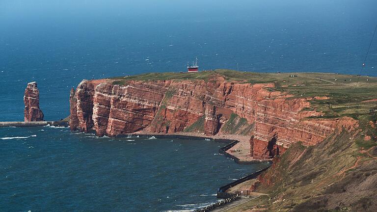 Helgoland       -  Die Passagiere an Bord bleiben unverletzt  - werden aber erst mit viel Verspätung an Land gehen können (Archivbild)