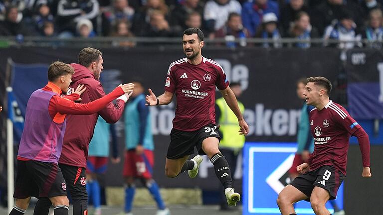 Hamburger SV - 1. FC Nürnberg       -  Mahir Emreli (M) jubelt nach seinem Ausgleichstor für den FCN.