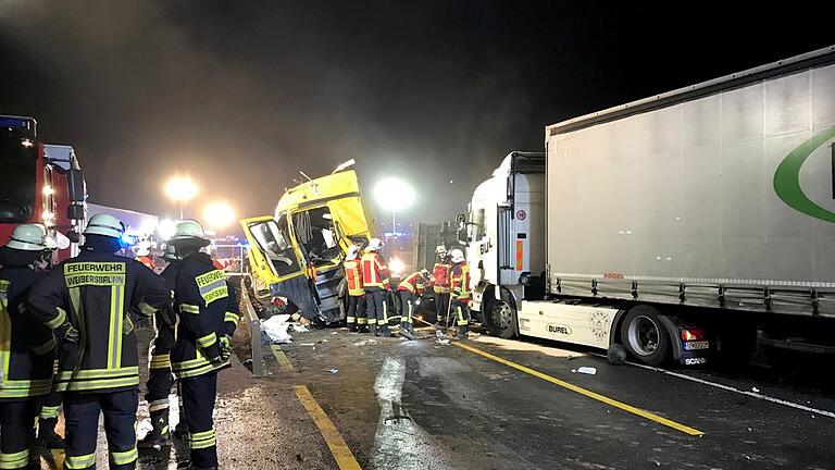 Unfall mit Lastwagen auf A3       -  Feuerwehrleute an der Unfallstelle auf der Autobahn 3 bei Weibersbrunn im Landkreis Aschaffenburg.