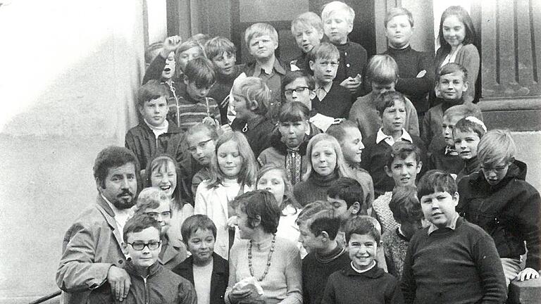 Referendar Matthias Baum (links) mit der Klasse 5a des neuen Karlstadter Gymnasiums im ersten Schuljahr 1970/71. Referendar Matthias Baum (links) mit der Klasse 5a des neuen Karlstadter Gymnasiums im ersten Schuljahr 1970/71.