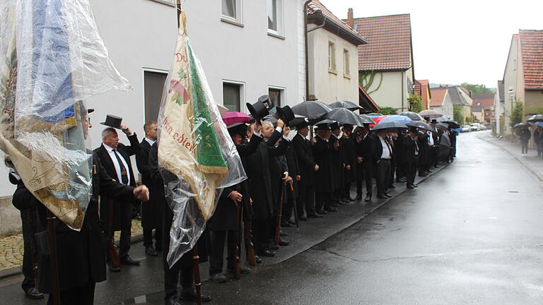 Mit gut eingepackten Fahnen ließen sich die Wiesenbronner Bürger und Burschen die Stimmung am Kirchweihdienstag durch Regenschauer nicht verderben. Nach alter Tradition traten sie vor dem Rathaus an und ließen Kerm und Dorf hoch leben.