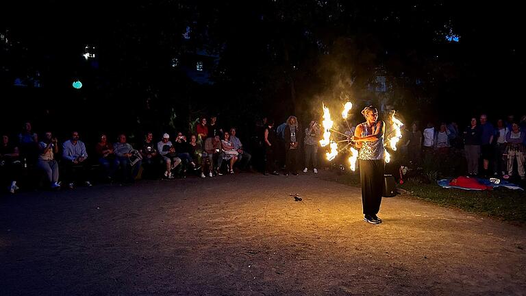 Lilly begeisterte am Abend an der Gutermann-Promenade mit ihrer Feuershow.&nbsp;