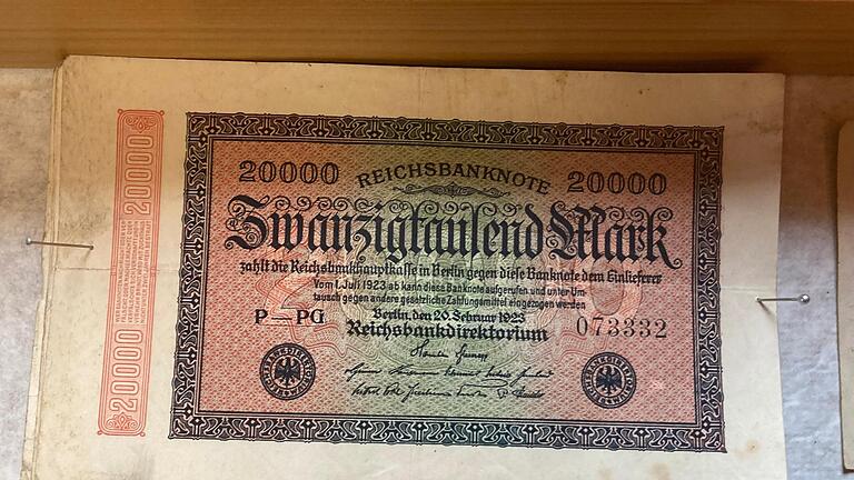 Von diesen 20.000-Mark-Scheinen aus dem Januar 1923 hat Alois Tremer sogar einen ganzen Stapel. Ihr Wert verfiel rasant.       -  Von diesen 20.000-Mark-Scheinen aus dem Januar 1923 hat Alois Tremer sogar einen ganzen Stapel. Ihr Wert verfiel rasant.