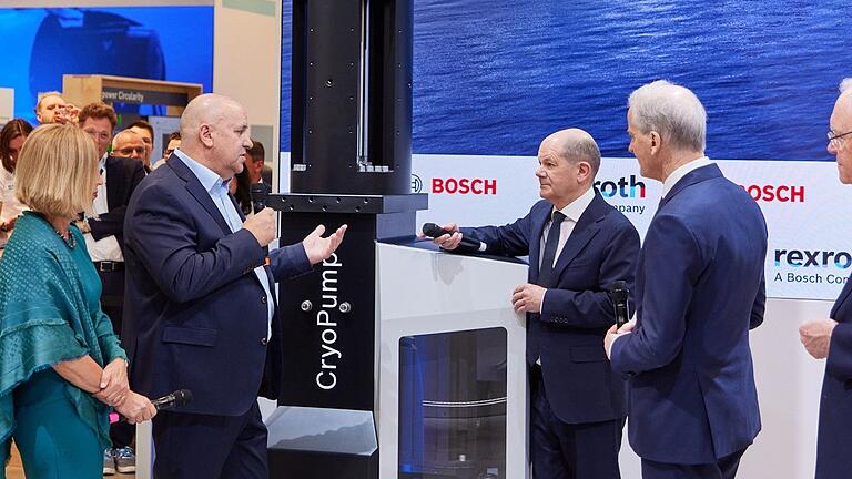 Hoher Besuch am Stand der Bosch Rexroth AG auf der Hannover Messe: Der Vorstandsvorsitzende Steffen Haack konnte am Montag, dem Eröffnungstag der Messe, Bundeskanzler Olaf Scholz sowie den norwegischen Ministerpräsidenten Jonas Gahr Støre begrüßen.