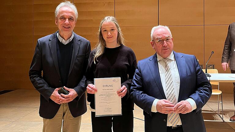 Im Rahmen einer Veranstaltung des Johanna-Stahl-Zentrums gratulierten der Ministerialbeauftragte für die Gymnasien in Unterfranken, Ltd. OStD Dr. Robert Christoph und StD i. K. Norbert Siemer, stellvertretender Leiter des St.-Ursula-Gymnasiums, Nele Fackler zu ihrer ausgezeichneten Arbeit. Im Rahmen einer Veranstaltung des Johanna-Stahl-Zentrums gratulierten der Ministerialbeauftragte für die Gymnasien in Unterfranken, Ltd. OStD Dr. Robert Christoph und StD i. K. Norbert Siemer, stellvertretender Leiter des St.-Ursula-Gymnasiums, Nele Fackler zu ihrer ausgezeichneten Arbeit.