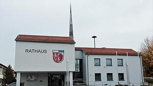Das Rathaus Oerlenbach soll einen Aufzug bekommen. Denbar ist ein neuer Zugang an der Seite zum Brunnen.       -  Das Rathaus Oerlenbach soll einen Aufzug bekommen. Denbar ist ein neuer Zugang an der Seite zum Brunnen.
