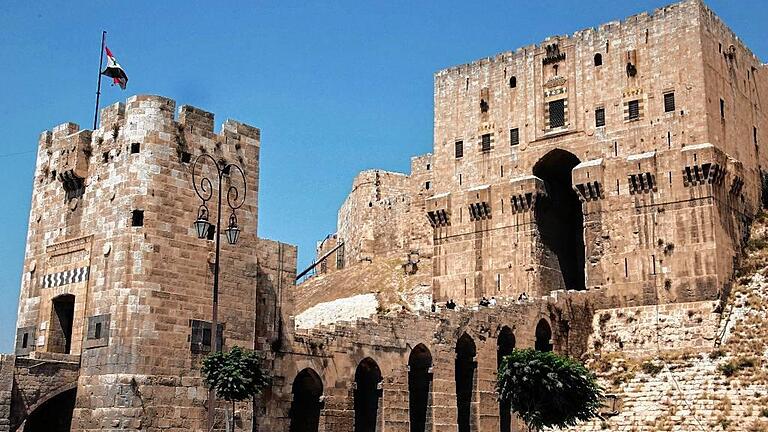 Zitadelle in Aleppo       -  Gleich neben der Zitadelle Aleppos (im Bild) befindet sich der Stadtteil, aus dem der in Gemünden lebende Flüchtling Faris stammt. Das Foto des Weltkulturerbes ist 2007 in Friedenszeiten entstanden.