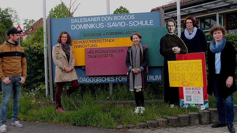 Das Jugendhilfezentrum der Salesianer in Ebern ist nach Dominikus Savio benannt und das Führungsteam hier um sein Bild mit Martin Rink, Lilian Dietz, Anita Scherer, Schulleiterin Christine Loy und der Leiterin der Tagesstätte Gertrud Schmitt (von links).