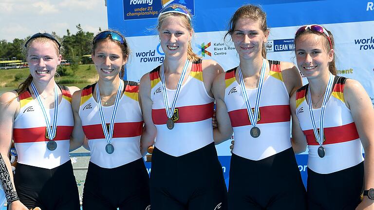 Der deutsche Frauen-Vierer mit Steuerfrau mit (von links) Anna Händle, Magdalena Rabl, Maike Böttcher, Tori Schwerin und Annalena Fisch&nbsp;hat im tschechischen Racice die Silbermedaille gewonnen.